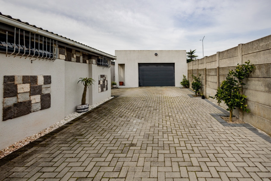 5 Bedroom Property for Sale in Loucharmante Western Cape
